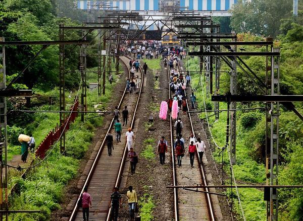 印度一铁路上空电线断裂致列车服务中断 乘客被迫下车步行 公司法 第3张