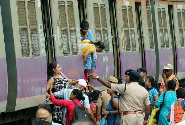印度一铁路上空电线断裂致列车服务中断 乘客被迫下车步行 公司法 第2张