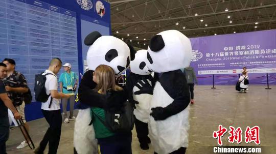 大熊猫使者空降成都世警会 热情拥抱海内外运动员 征地拆迁 第1张
