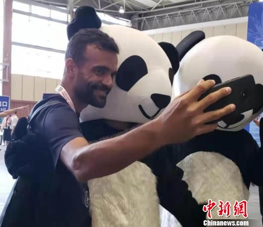 大熊猫使者空降成都世警会 热情拥抱海内外运动员 征地拆迁 第2张