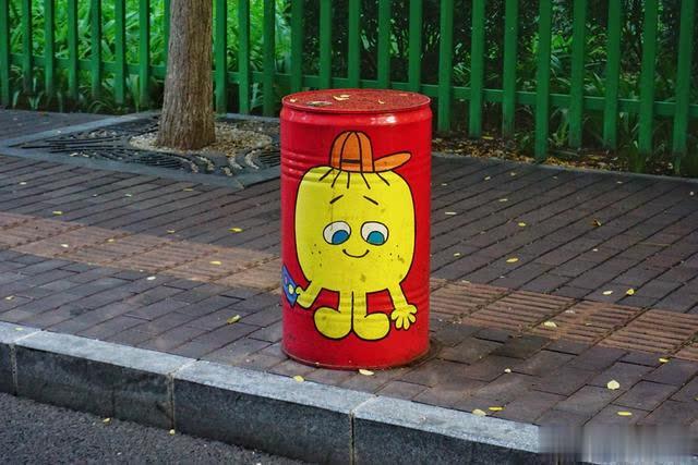 北京：呆萌可爱的卡通圆桶亮相街头 交通事故 第5张