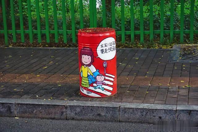 北京：呆萌可爱的卡通圆桶亮相街头 交通事故 第4张