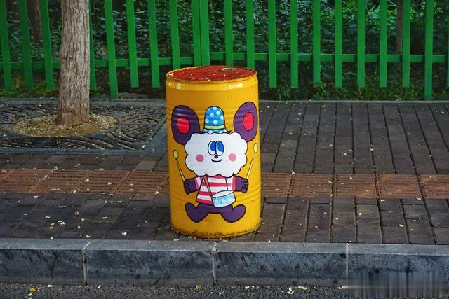 北京：呆萌可爱的卡通圆桶亮相街头 交通事故 第2张