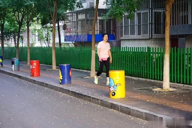 北京：呆萌可爱的卡通圆桶亮相街头 交通事故 第7张