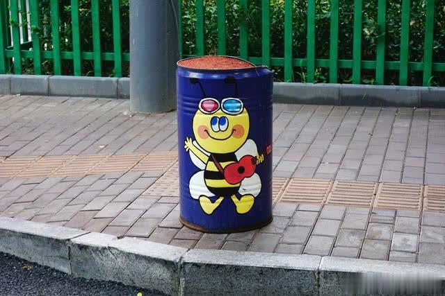 北京：呆萌可爱的卡通圆桶亮相街头 交通事故 第3张
