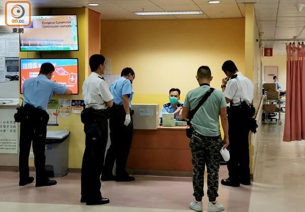 香港一警员遭黑衣蒙面人持刀砍致见骨，凶手逃走