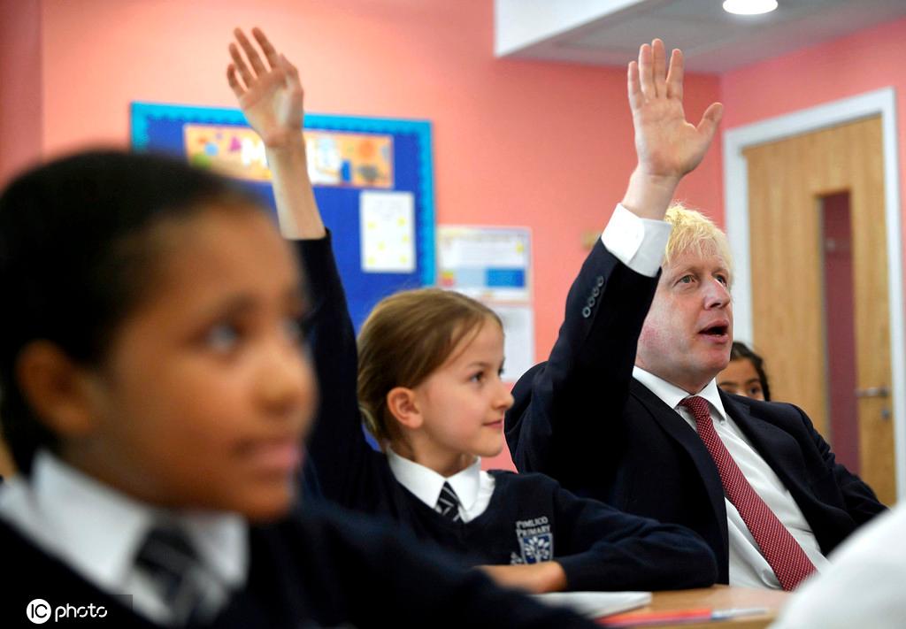 英国首相约翰逊参观伦敦一小学 旁听历史课上积极举手发言