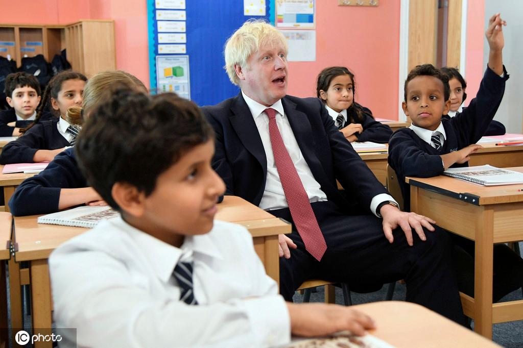 英国首相约翰逊参观伦敦一小学 旁听历史课上积极举手发言 劳动纠纷 第2张