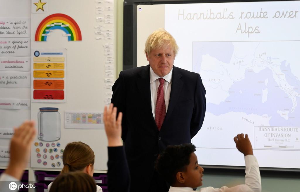 英国首相约翰逊参观伦敦一小学 旁听历史课上积极举手发言 劳动纠纷 第3张