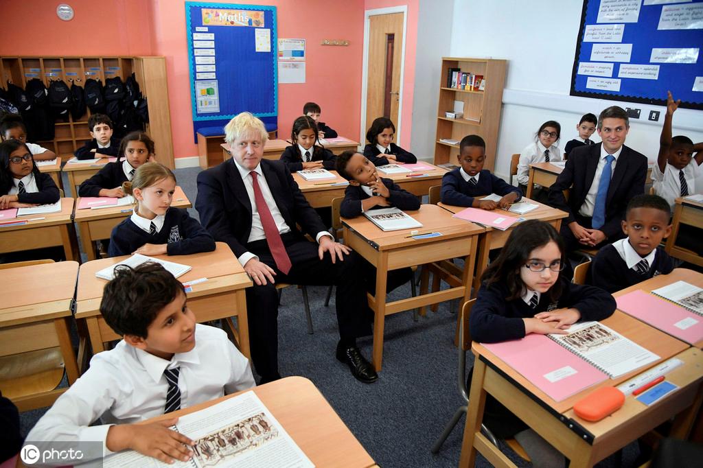 英国首相约翰逊参观伦敦一小学 旁听历史课上积极举手发言 劳动纠纷 第4张