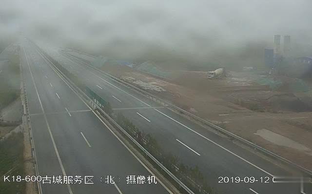G70福银高速三营段、S70彭青高速古城段起雾，能见度低