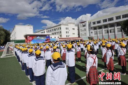 拉萨市第一小学学生 西藏：完整教育体系全覆盖 人均受教育年限达9.55年 新闻资讯