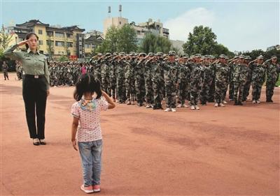 高校军训场上来了个5岁小姑娘 全体新生向她敬礼帮她圆梦
