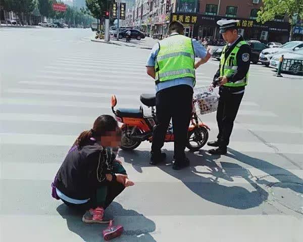 暖心一幕-女子骑车摔倒路中央 交警及时救助暖民心 劳动纠纷 第1张