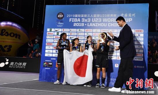姚明为国际篮联三人篮球(U23)世界杯冠军颁奖 公司法 第1张