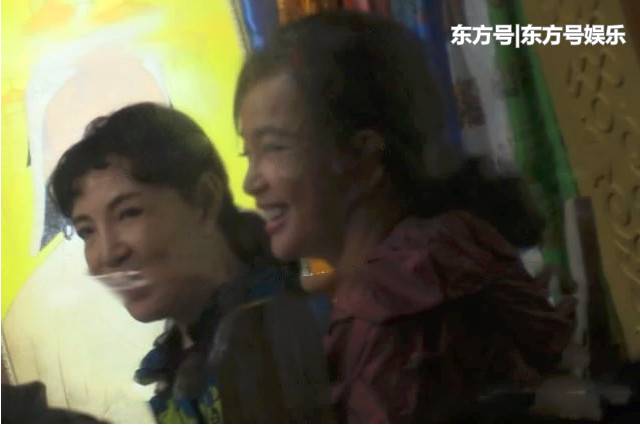 66岁刘晓庆蒙古包内会友，与光头男拼酒喝到眼神迷离，酒量超大 婚姻家庭 第5张