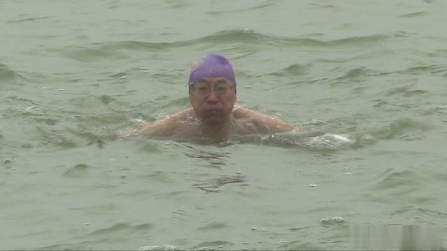 徐州市400名冬泳爱好者畅游云龙湖！你好，2020！ 公司法 第4张
