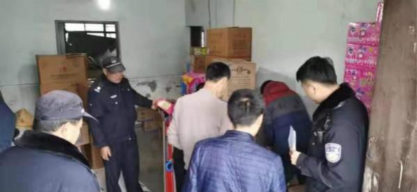 松江警方昨天查获224箱非法烟花爆竹 3名嫌疑人被刑拘 刑事辩护 第1张
