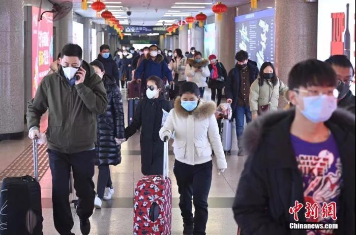 从北京西站出站的旅客基本全部佩戴口罩。中新社记者 张兴龙 摄
 专家：出门没必要戴七八个口罩 可以重复使用 征地拆迁