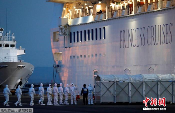 2020年2月7日，“钻石公主”号邮轮进入位于东京南部横滨港的码头后，身穿防护服的工作人员准备进入船内。 外媒：“钻石公主”号有44名美国人感染新冠肺炎 婚姻家庭