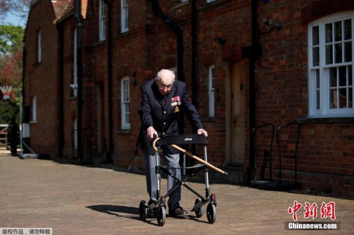 当地时间4月15日，退休的99岁英国陆军上尉摩尔在自家的花园里散步100圈，为抗击疫情的医护人员筹款，本月他也将迎来自己的100岁生日。 英99岁老兵完成“百圈行走”目标 为医护筹款千万英镑 合同纠纷